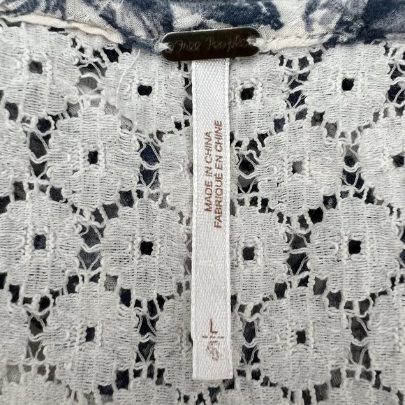 Free People Women Moon River Blouse Size L Blue White Peasant Floral Roses - Picture 3 of 9